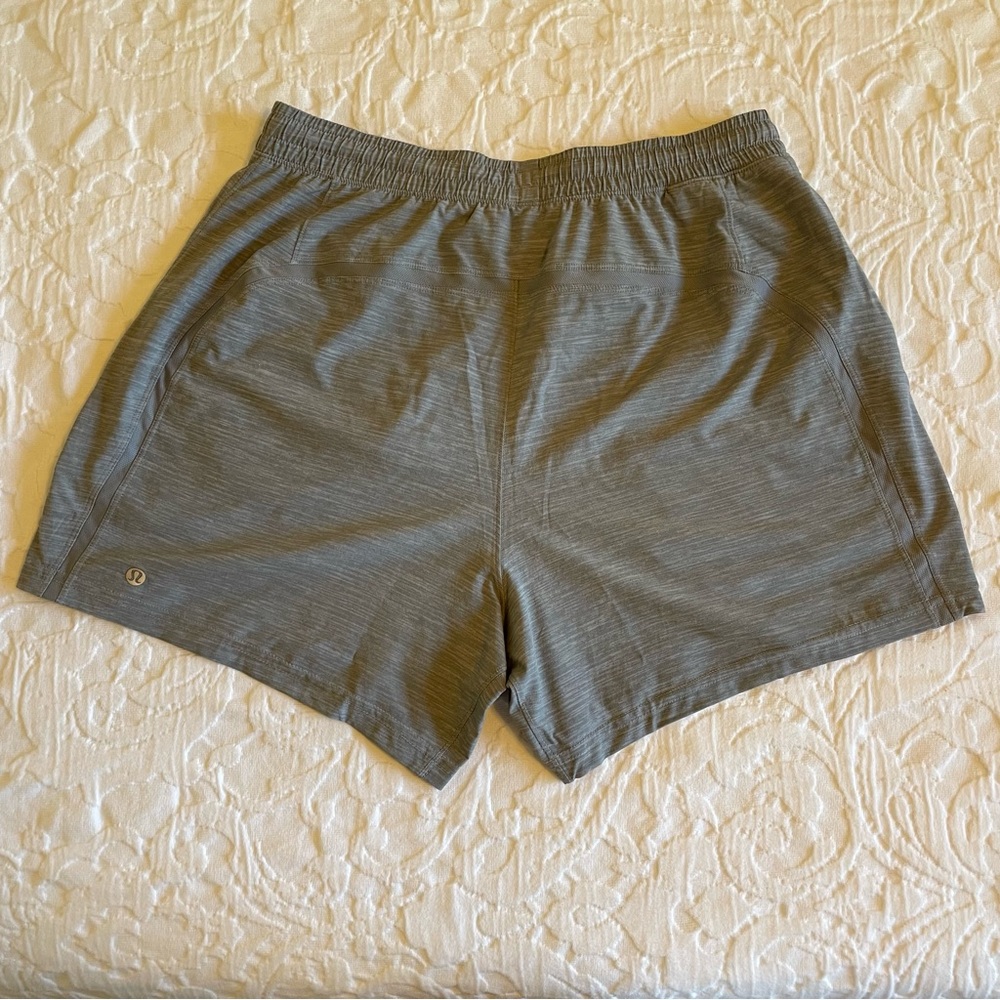 Lululemon Men’s Pace Breaker Short 5” Large Silver